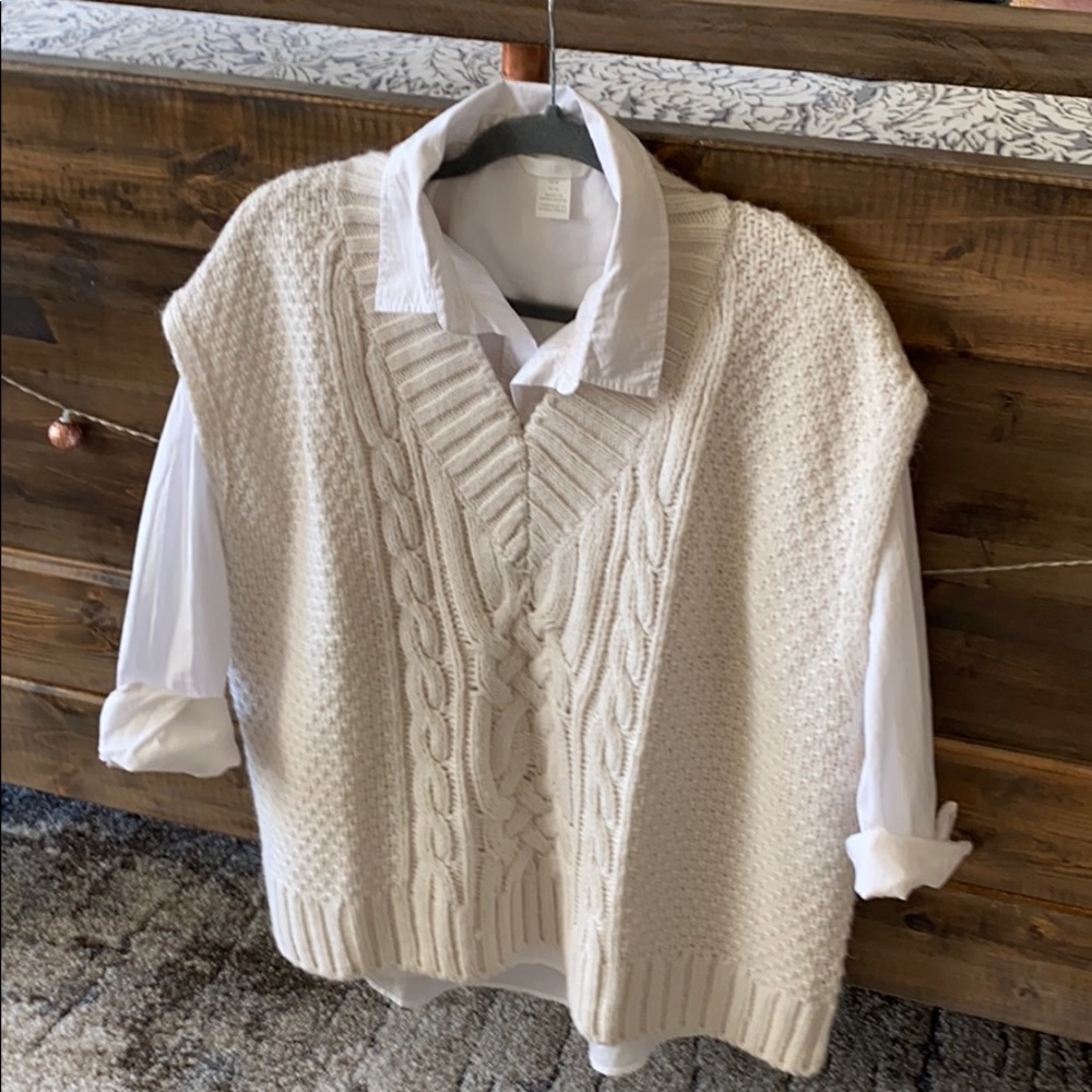 Oversized sweater vest with whit blouse!